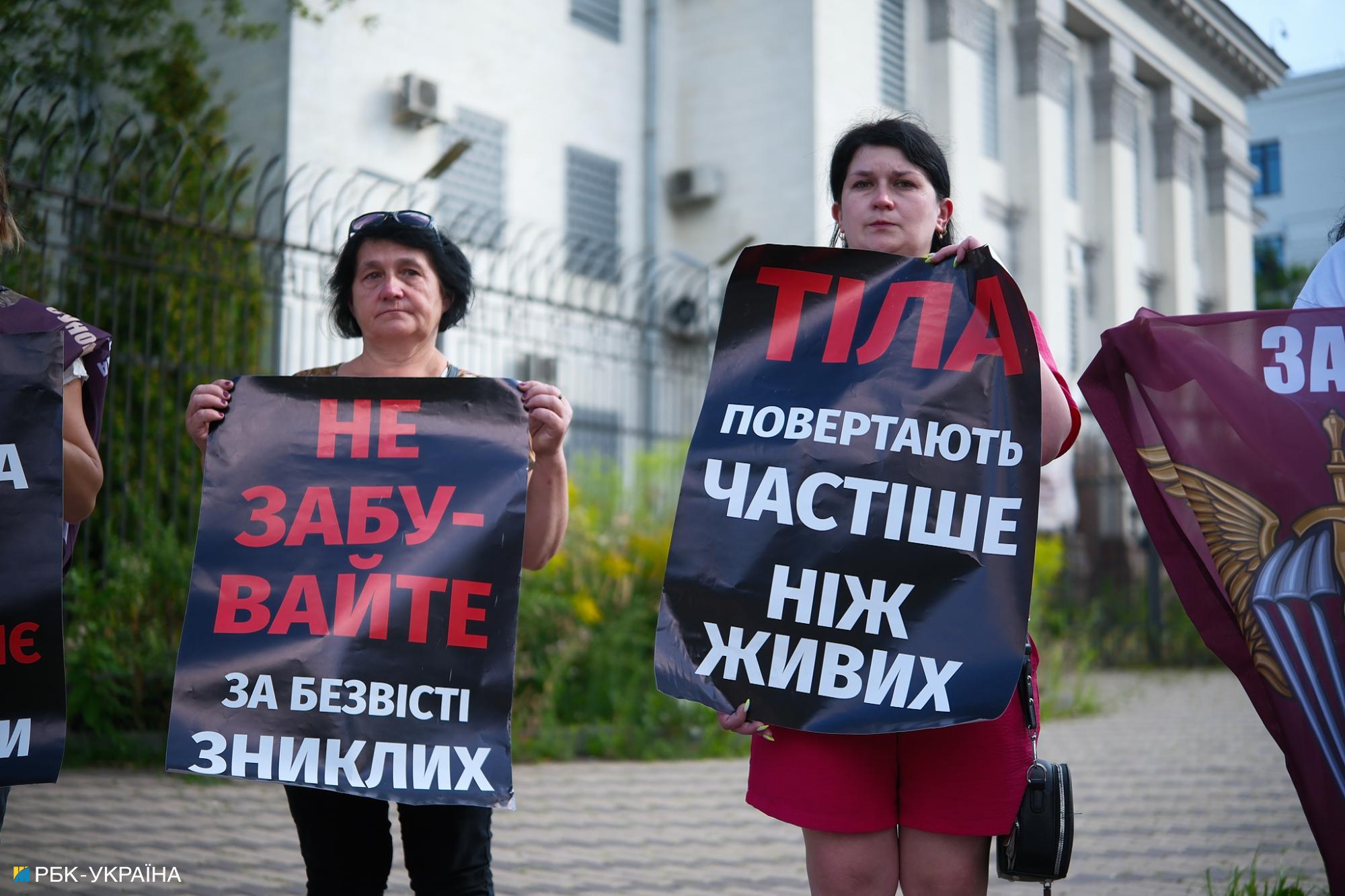 &quot;Якщо мовчатимемо, нам повернуть закатовані тіла&quot;. Як родичі полонених добиваються визволення близьких